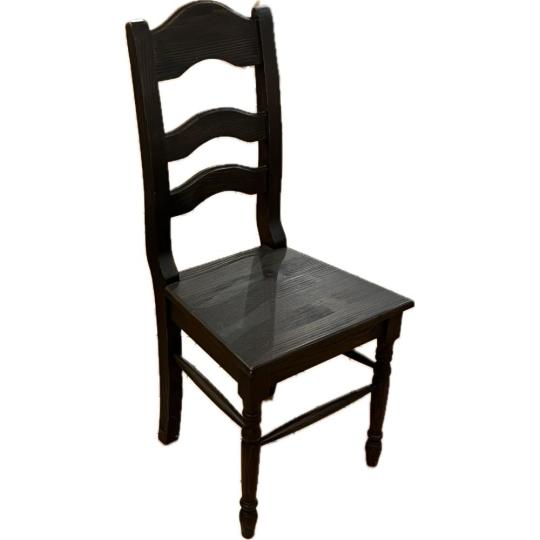 rustikalna klasicka vidiecky styl hneda drevena stolicka antikovana vintage vinaren pivnica restauracia bistro masivne drevo klasicka stolicka vidiecka rolnicka dom.jpg